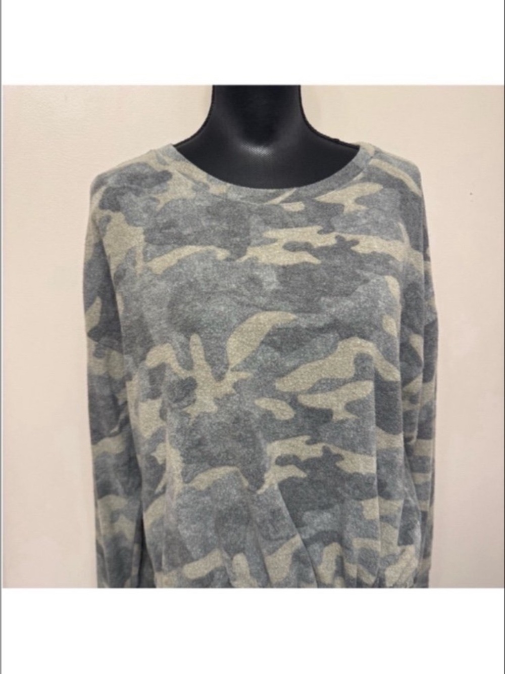 Socialite Women’s Gray Camo Crew Neck Sweatshirt M
